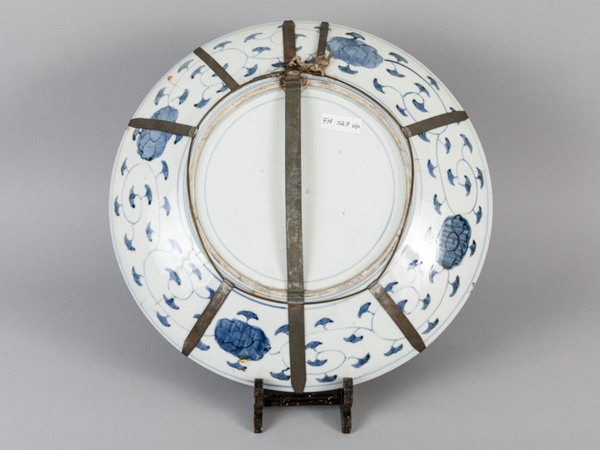 Großer Teller mit Imari-Dekor; wohl China; um 1900.Porzellan mit unter Glasur kobaltblauer - Image 4 of 5