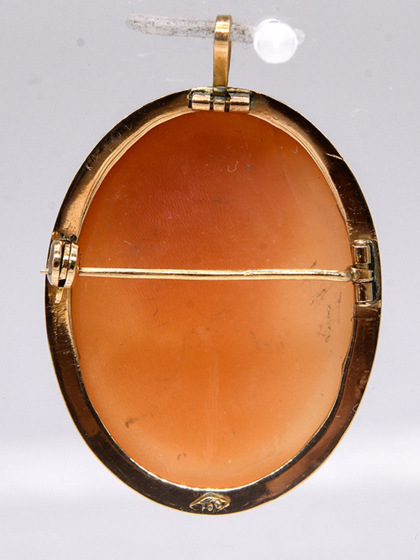 Brosche/ Anhänger mit Kamee; 60- er Jahre.750/- Gelbgold. Gesamtgewicht ca. 11;3 g. Hochovale - Image 2 of 2