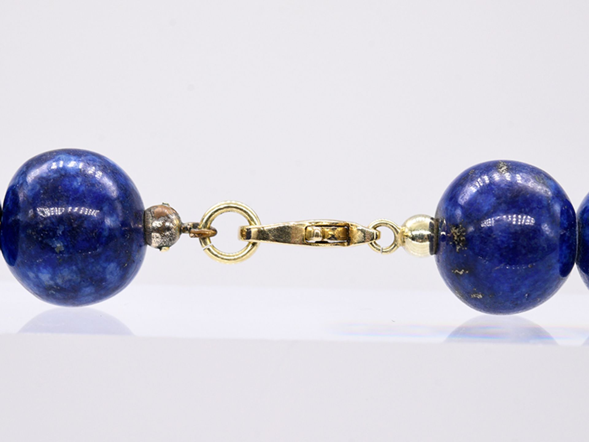 Collier mit Lapislazuli-Kugeln; 21. Jh.Lapislazuli-Kugeln; im Verlauf. Auf metallfarbener - Image 3 of 3