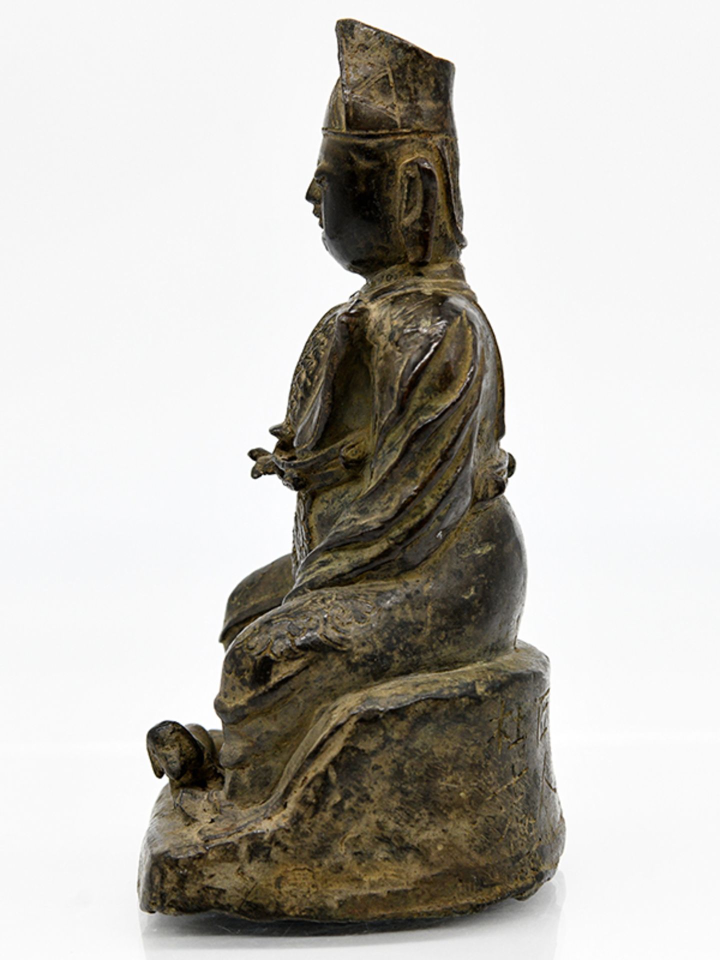 Ahnen-/Tempelfigur im Stil der Ming-Zeit; Tibet oder China; wohl 19./20. Jh.Bronze mit Alterspatina; - Image 9 of 10