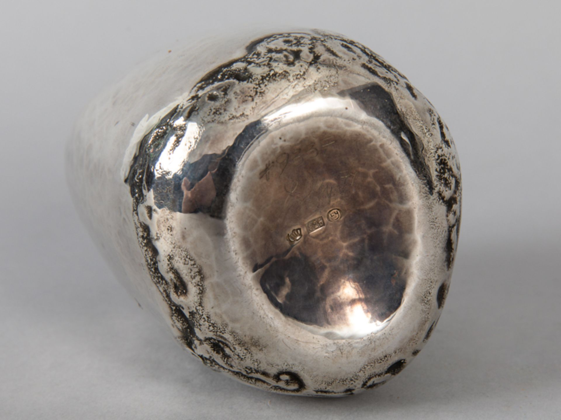 Gebauchte Enghalsvase; Entwurf: Burkhard Oly (Bad Orb 1938 - 2008 Hanau); 1979.925/-Silber; ca. - Image 4 of 7