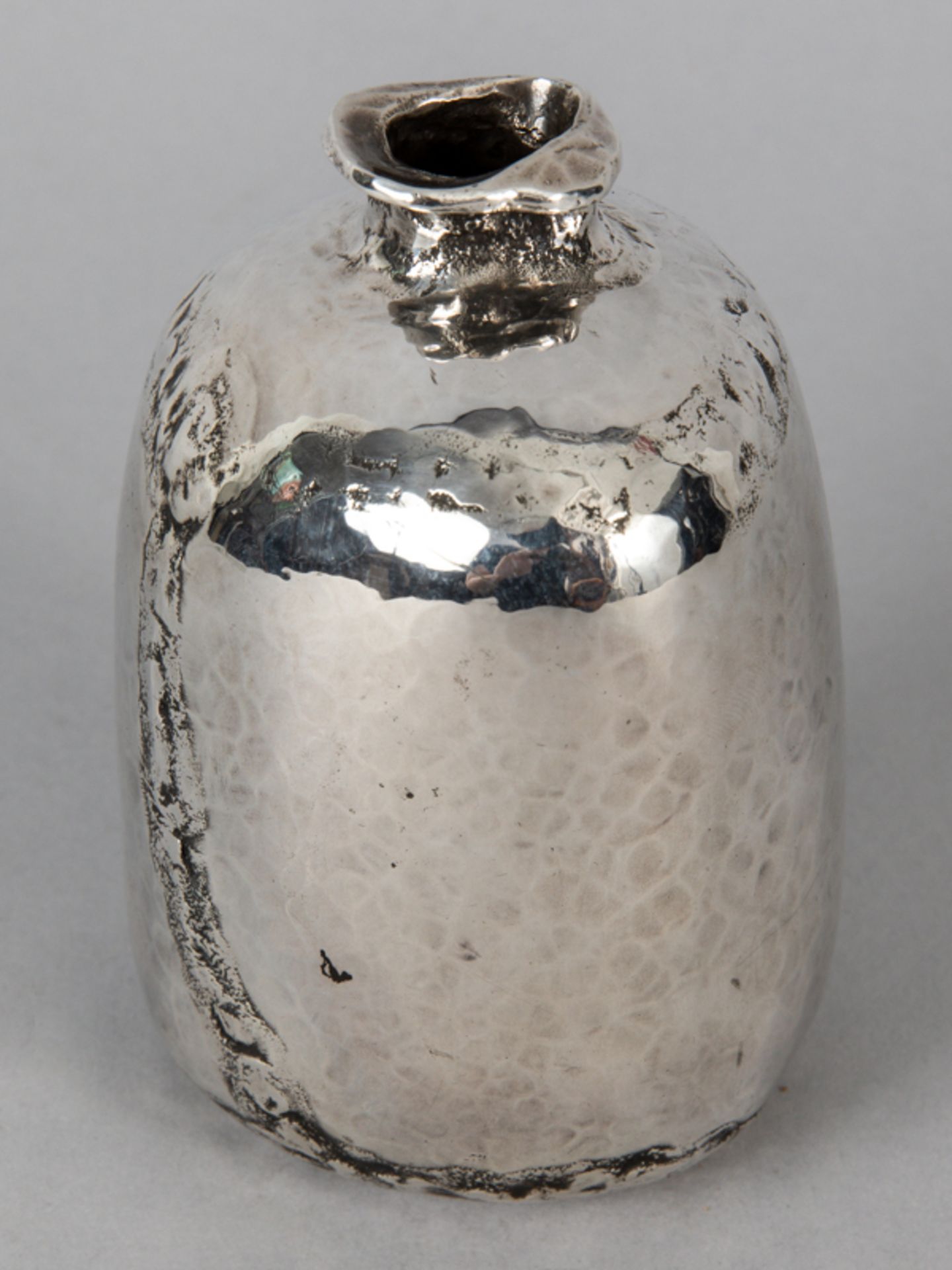 Gebauchte Enghalsvase; Entwurf: Burkhard Oly (Bad Orb 1938 - 2008 Hanau); 1979.925/-Silber; ca. - Image 7 of 7