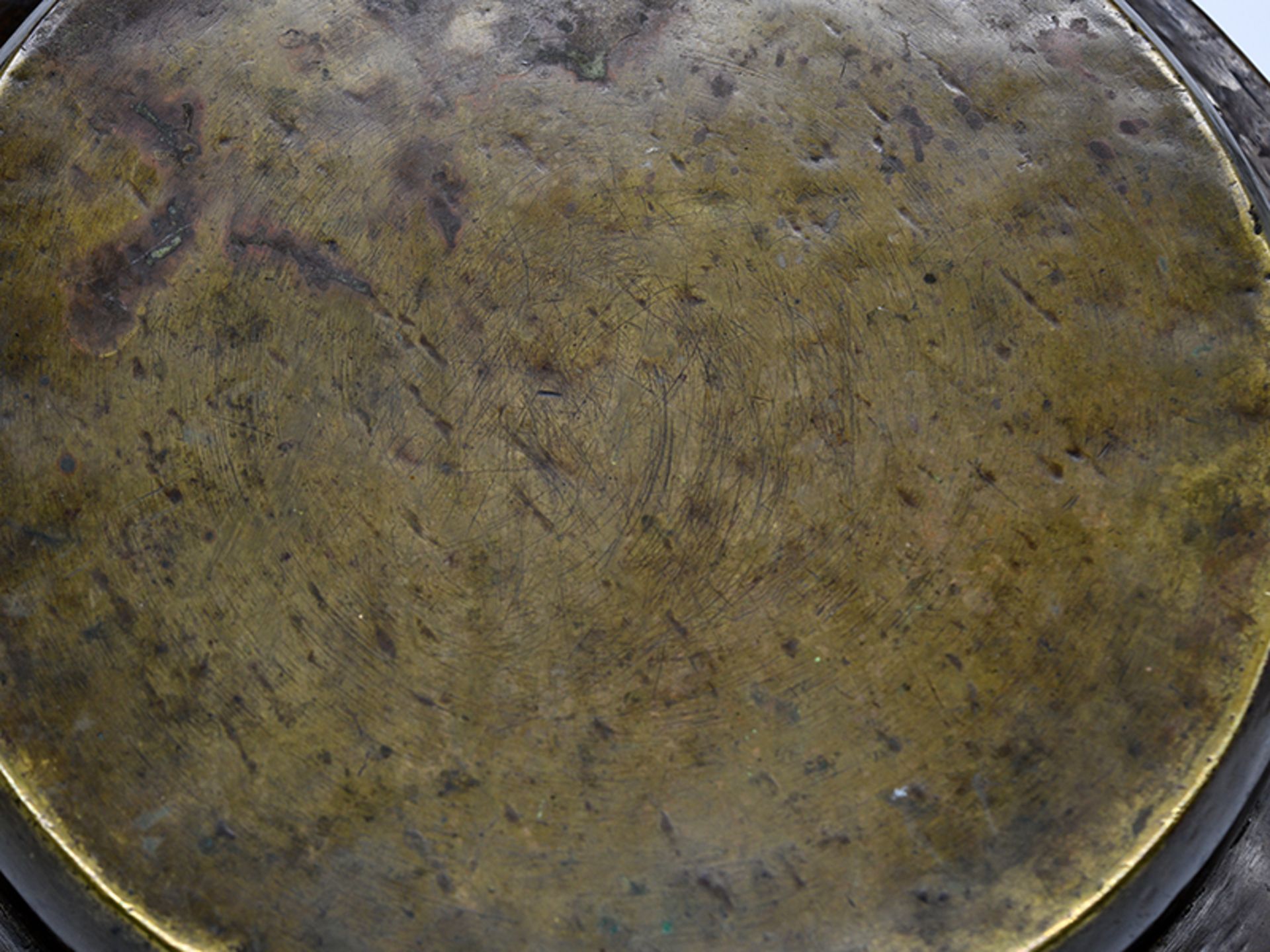 Große Emaille-Cloisonné-Beckenschale; China; frühes 17. Jh.Messing; innen und auf der Fahne farbiger - Image 10 of 11
