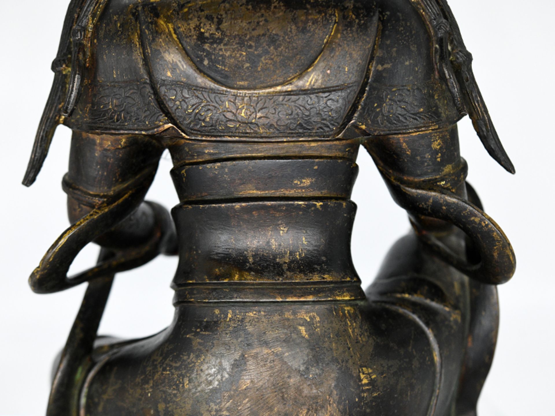 Bronze-Plastik der "Guan Yin"/ Buddha; China; wohl Ming-Dynastie (1368 - 1644).<br><br>Bronze mit Re - Bild 17 aus 20