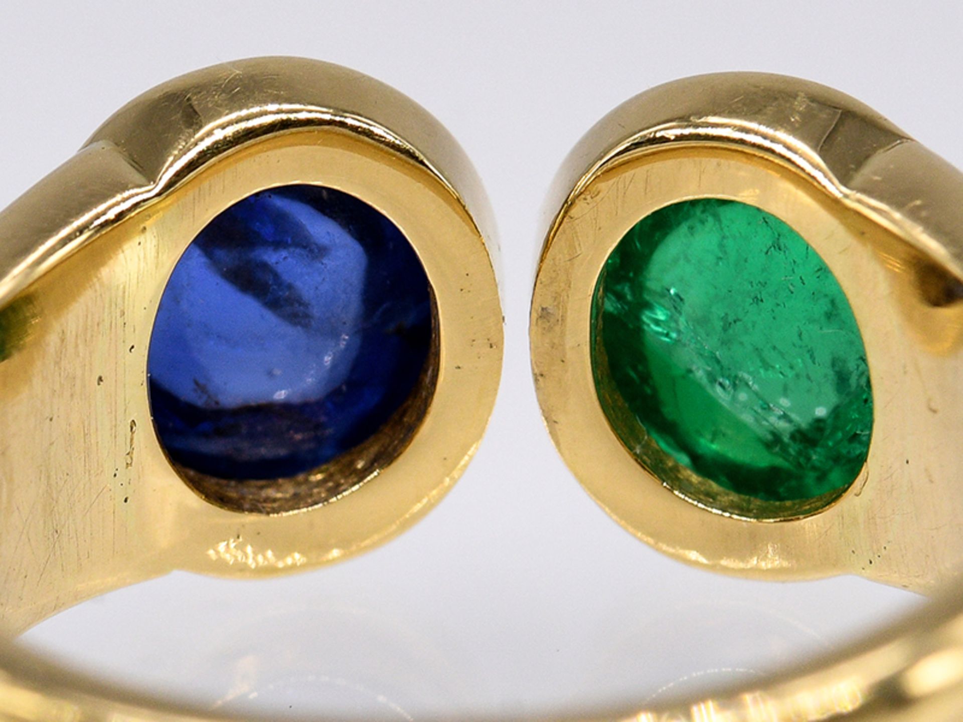 Ring mit Saphir-Cabochon ca. 2;10 ct und Smaragd-Cabochon ca. 1;37 ct; 90- er Jahre.750/- - Image 4 of 5