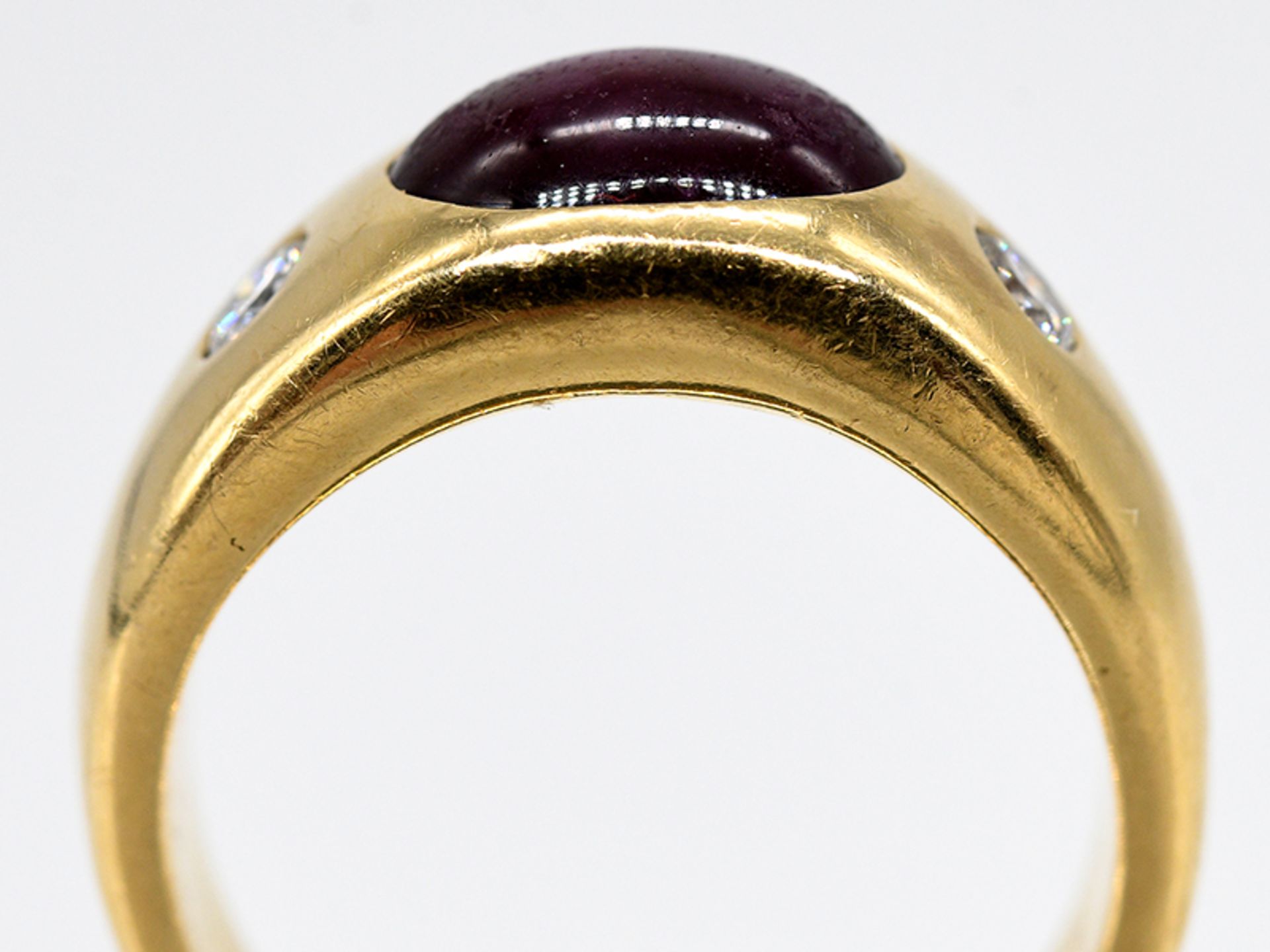 Bandring mit Sternrubin-Cabochon und 2 Brillanten; zus. ca. 0;2 ct; Juwelier Carl Tewes; Dortmund; - Image 3 of 6