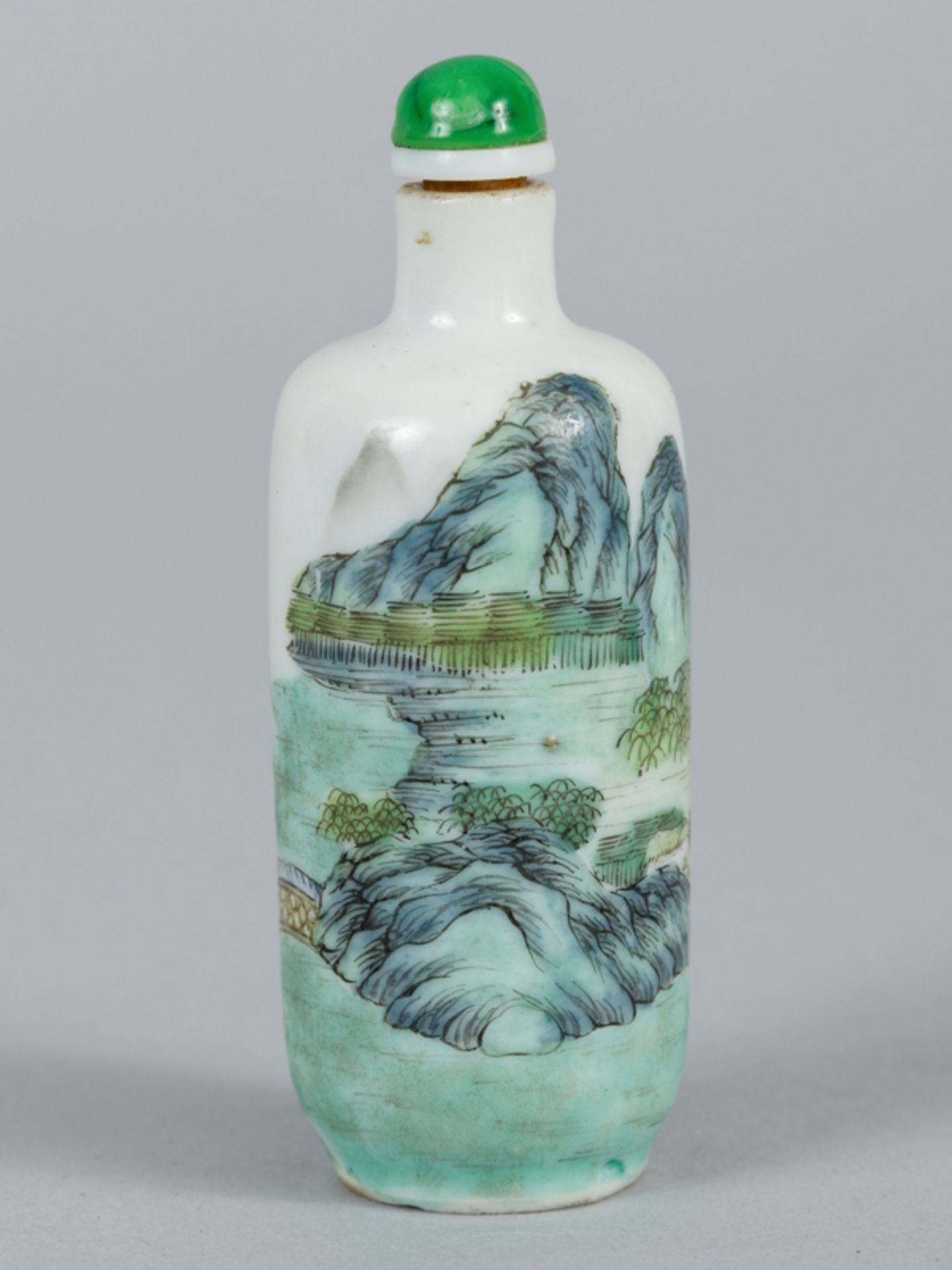 Snuffbottle mit "famille verte"-Dekor; China 19. Jh.Porzellan mit grün-blau-tonig variierter - Image 7 of 8