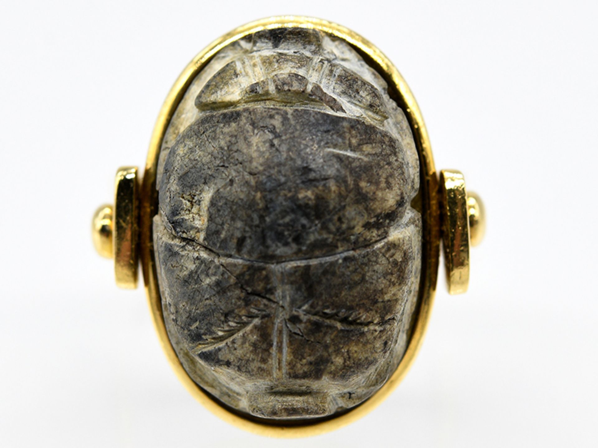 Ring mit Skarabäus; Goldschmiedearbeit; 90- er Jahre.750/- Gelbgold. Gesamtgewicht ca. 10;5 g.