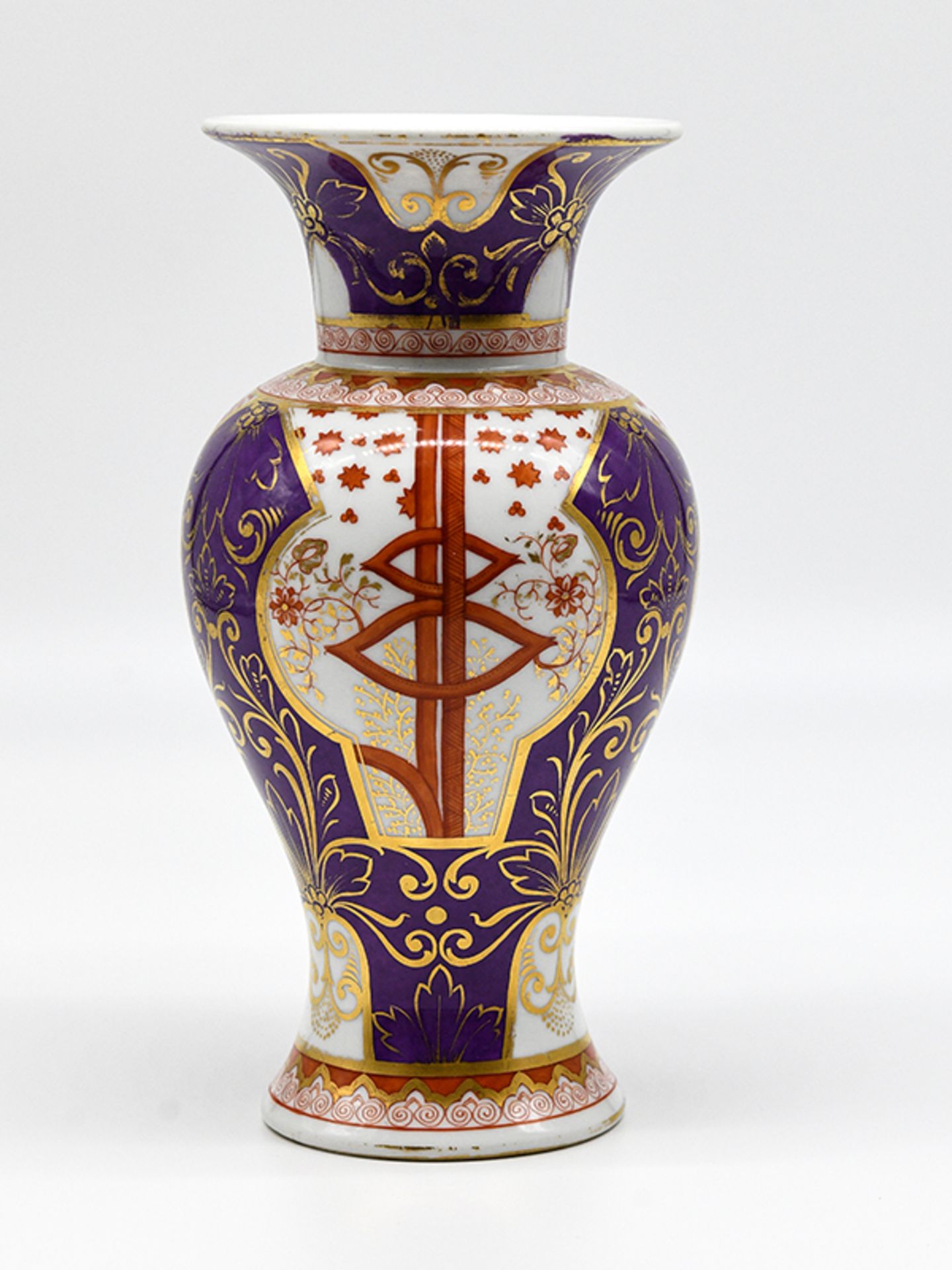 Balustervase mit chinoisem Dekor; Derby/England; 19. Jh.Weißporzellan; teils violett-/lilafarbiger