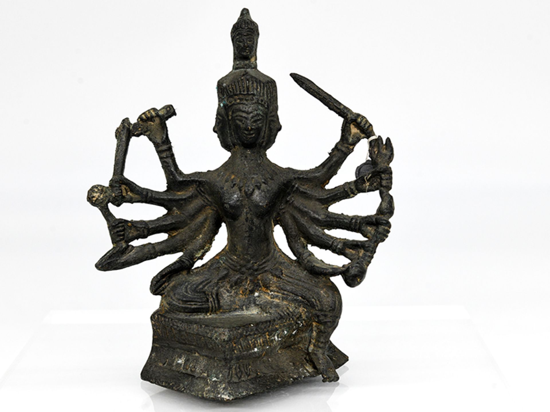 Vierköpfige Tara-Plastik; vermutlich Tibet/Nepal; wohl 18./19. Jh.Bronze; dunkel patiniert; auf