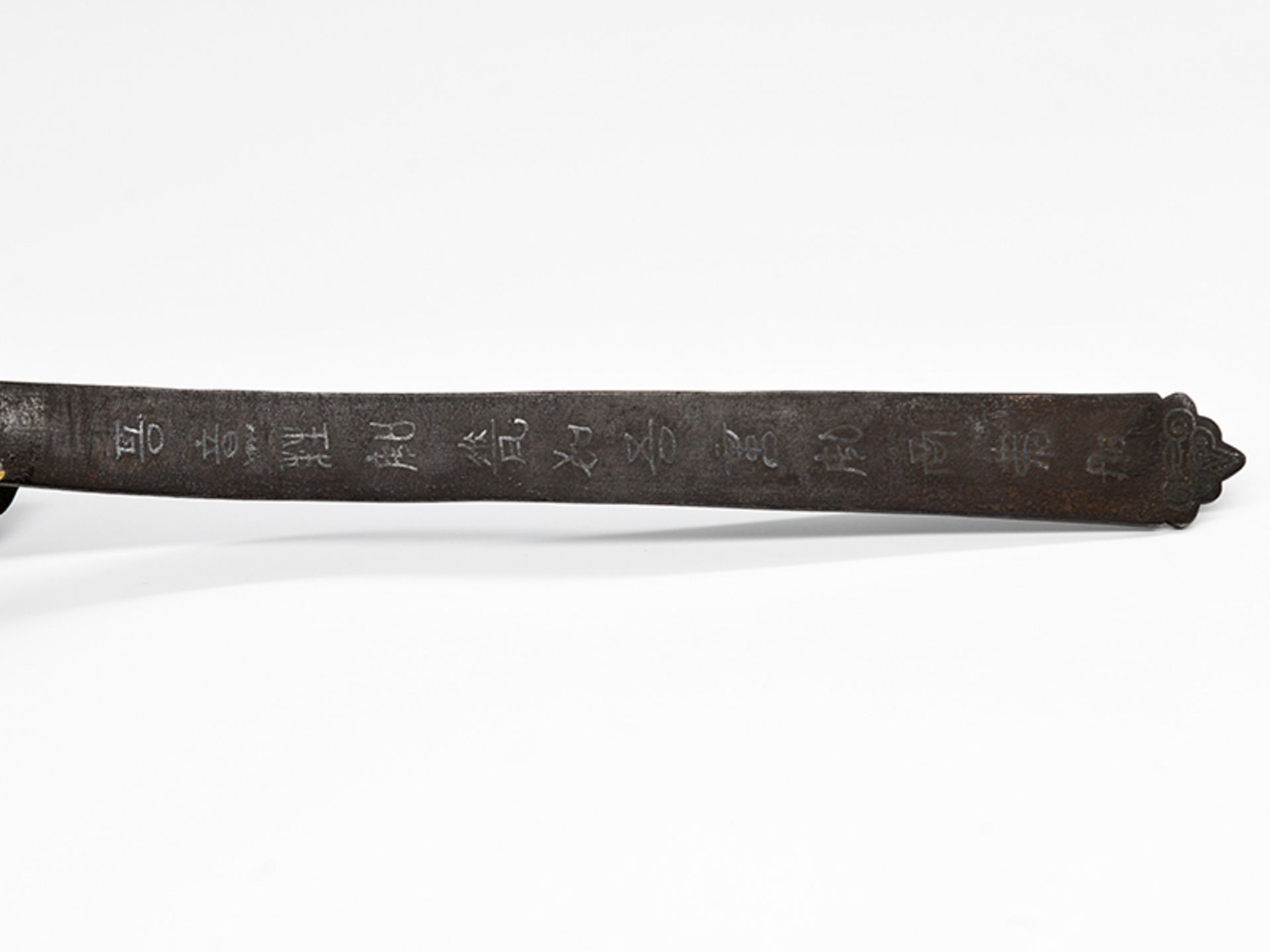Wunschzepter (Ruyi); China; wohl 18. Jh.Bronze mit Silber-Tauschierungen; auf vorderseitigem Griff - Image 4 of 8