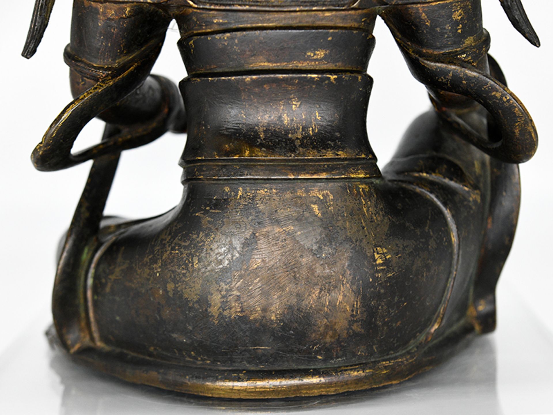 Bronze-Plastik der "Guan Yin"/ Buddha; China; wohl Ming-Dynastie (1368 - 1644).<br><br>Bronze mit Re - Bild 19 aus 20