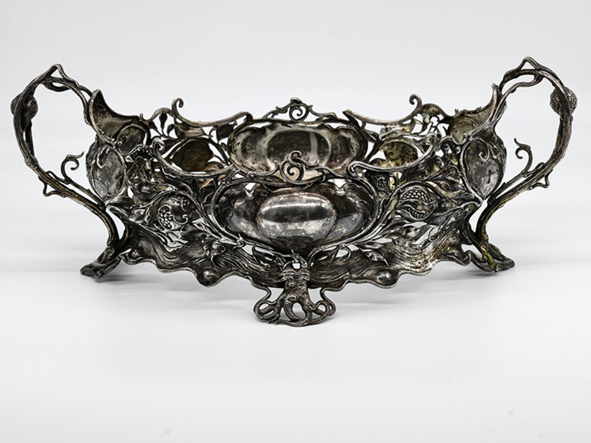 Große Jugendstil-Jardinière; um 1900.Versilbert; ovales Metallgestell in floral-reliefierter und - Image 4 of 4