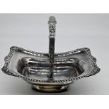 Henkel-Aufsatzschale (old sheffield plated); England; 19. Jh.Versilbert (plated); gebogte