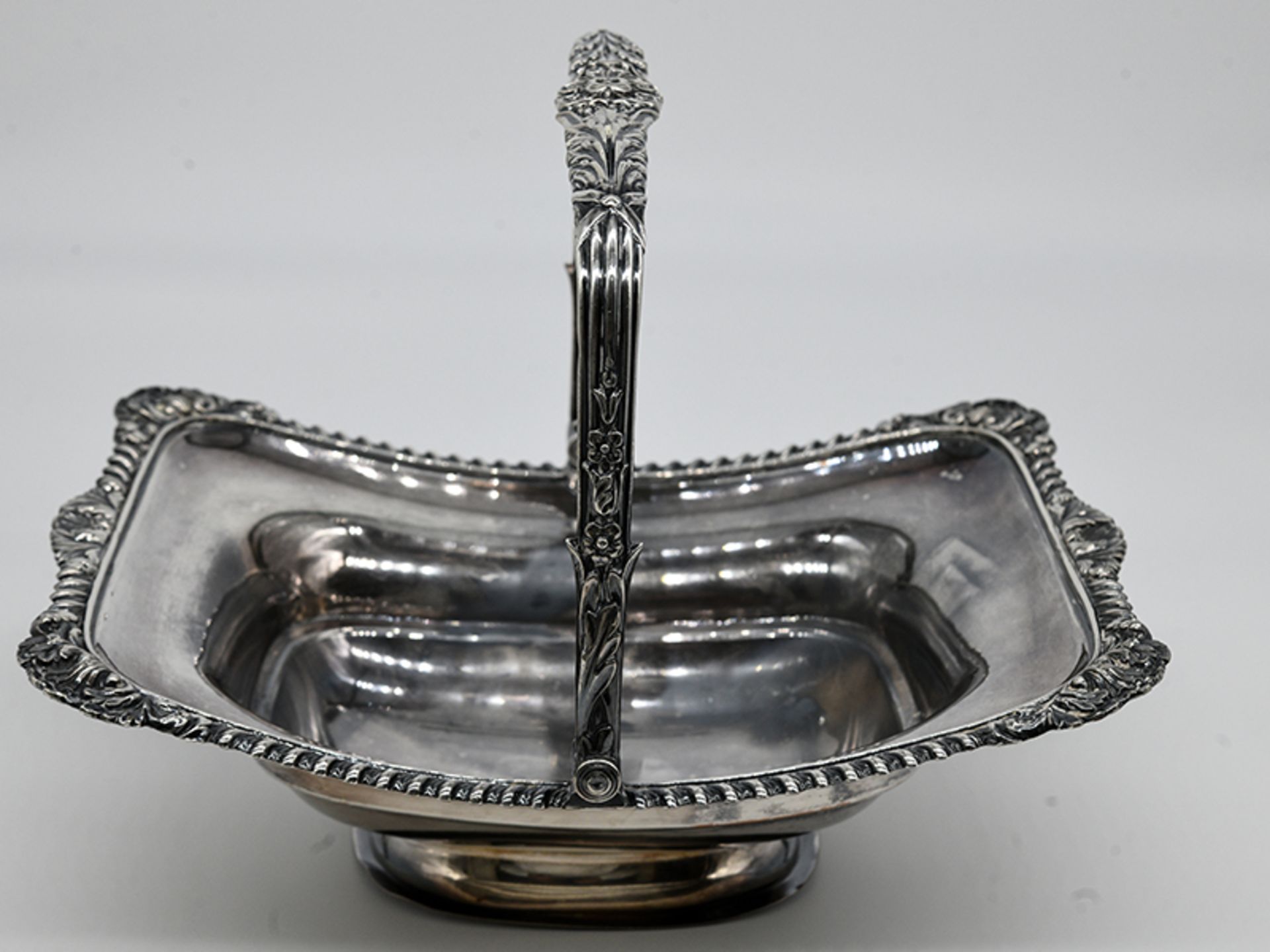 Henkel-Aufsatzschale (old sheffield plated); England; 19. Jh.Versilbert (plated); gebogte