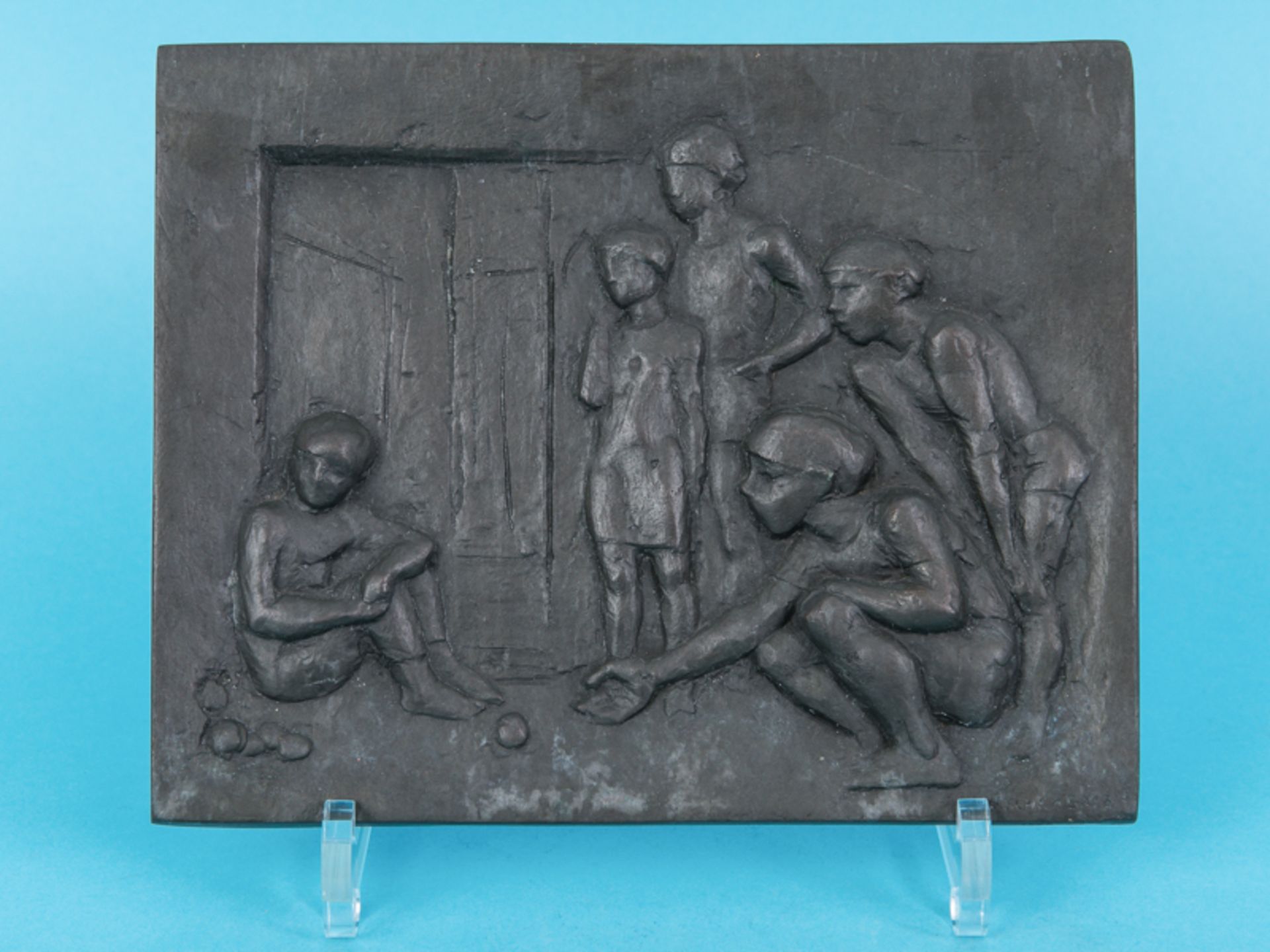 Waschk-Balz; Doris (*1942)<br><br>Bronzerelief "Murmelspieler"; 1978; dunkle matte Patina; Maße ca. 