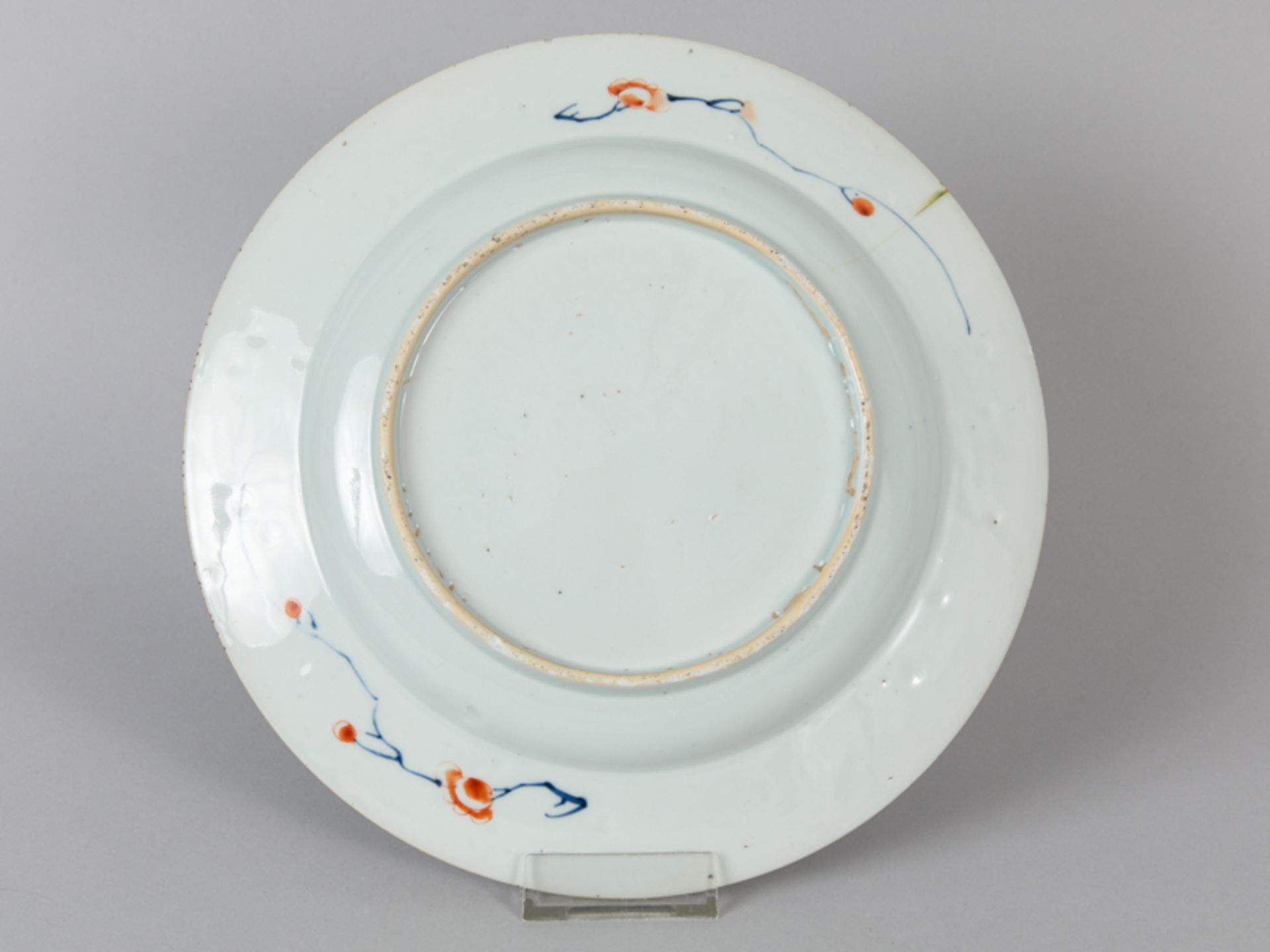 Imari-Teller; wohl China; 18. Jh.Porzellan mit unter Glasur blauer sowie goldstaffierter - Image 4 of 4