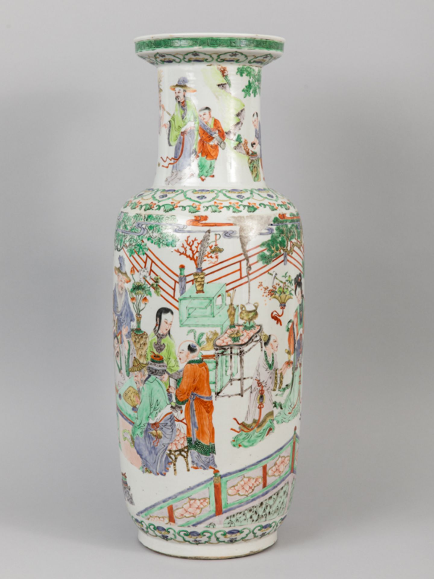 Große Rouleau Vase "famille verte"; China; 19. Jh.Porzellan mit reicher polychromer "famille- - Image 8 of 9