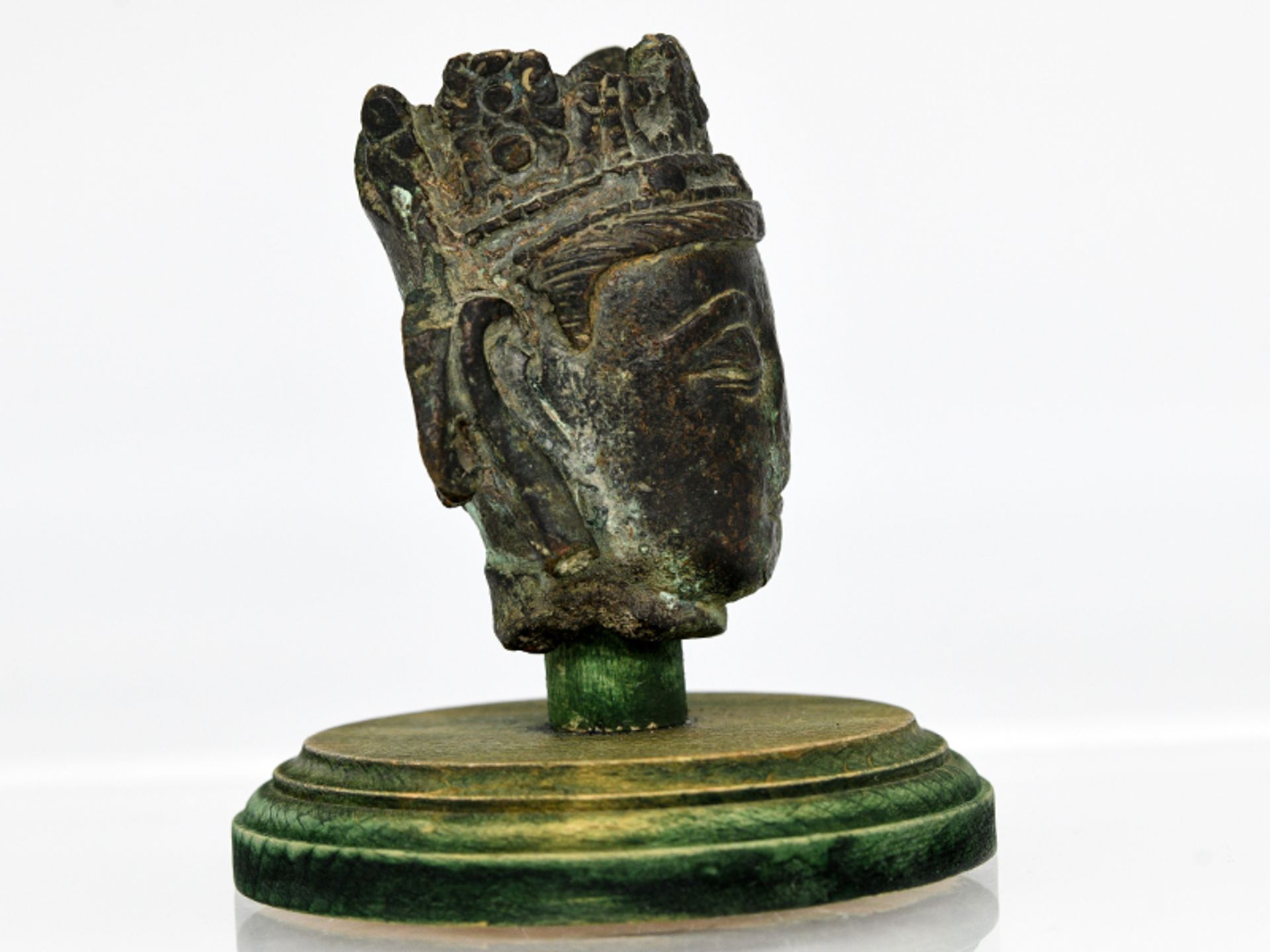 Kopf eines Bodhisattva; wohl Nepal oder Tibet; 17. oder 18. Jahrhundert.Bronze mit grüner Patina auf - Image 6 of 6