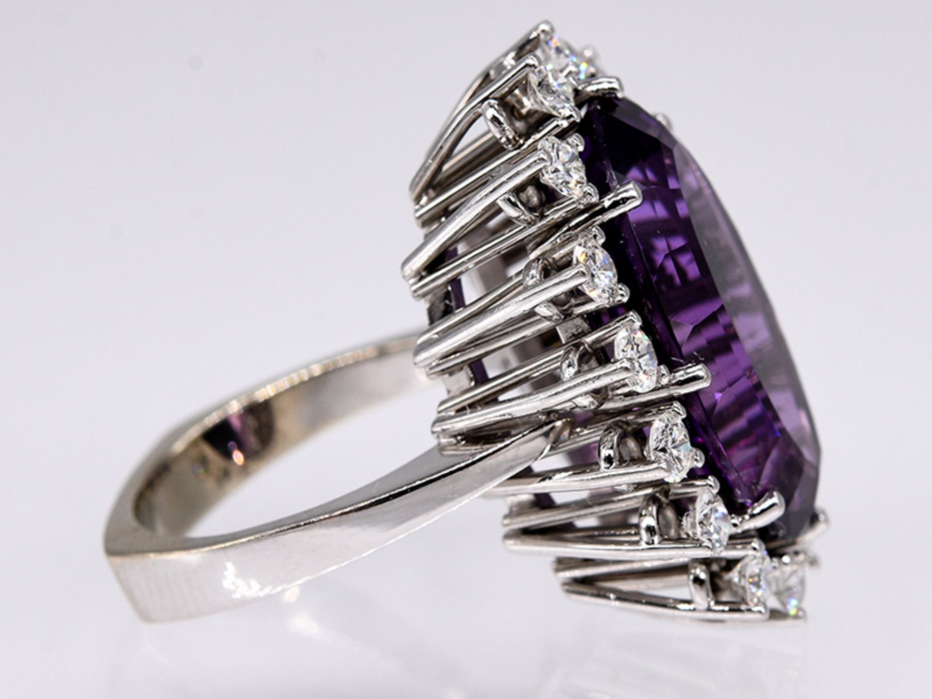 Ring mit Amethyst und 16 Brillanten; zus. ca. 0;96 ct; Juweliersarbeit von Juwelier Achenbach; - Image 2 of 3