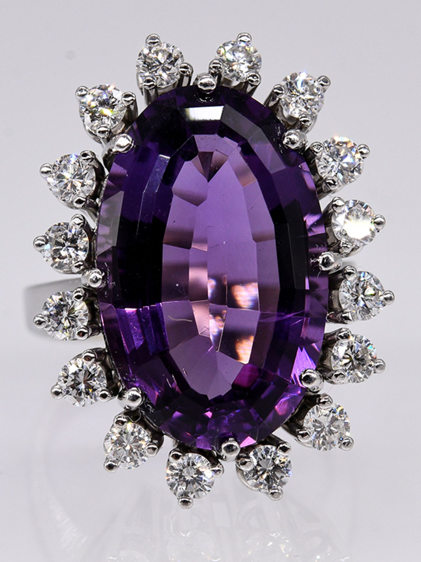 Ring mit Amethyst und 16 Brillanten; zus. ca. 0;96 ct; Juweliersarbeit von Juwelier Achenbach;