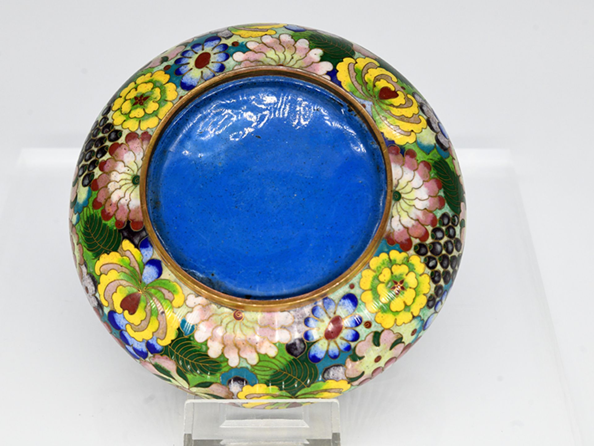 Cloisonné-Schale; China; 19./20. Jh.Kupfer/Messing mit polychromem Floral- und Blattdekor sowie - Image 3 of 4