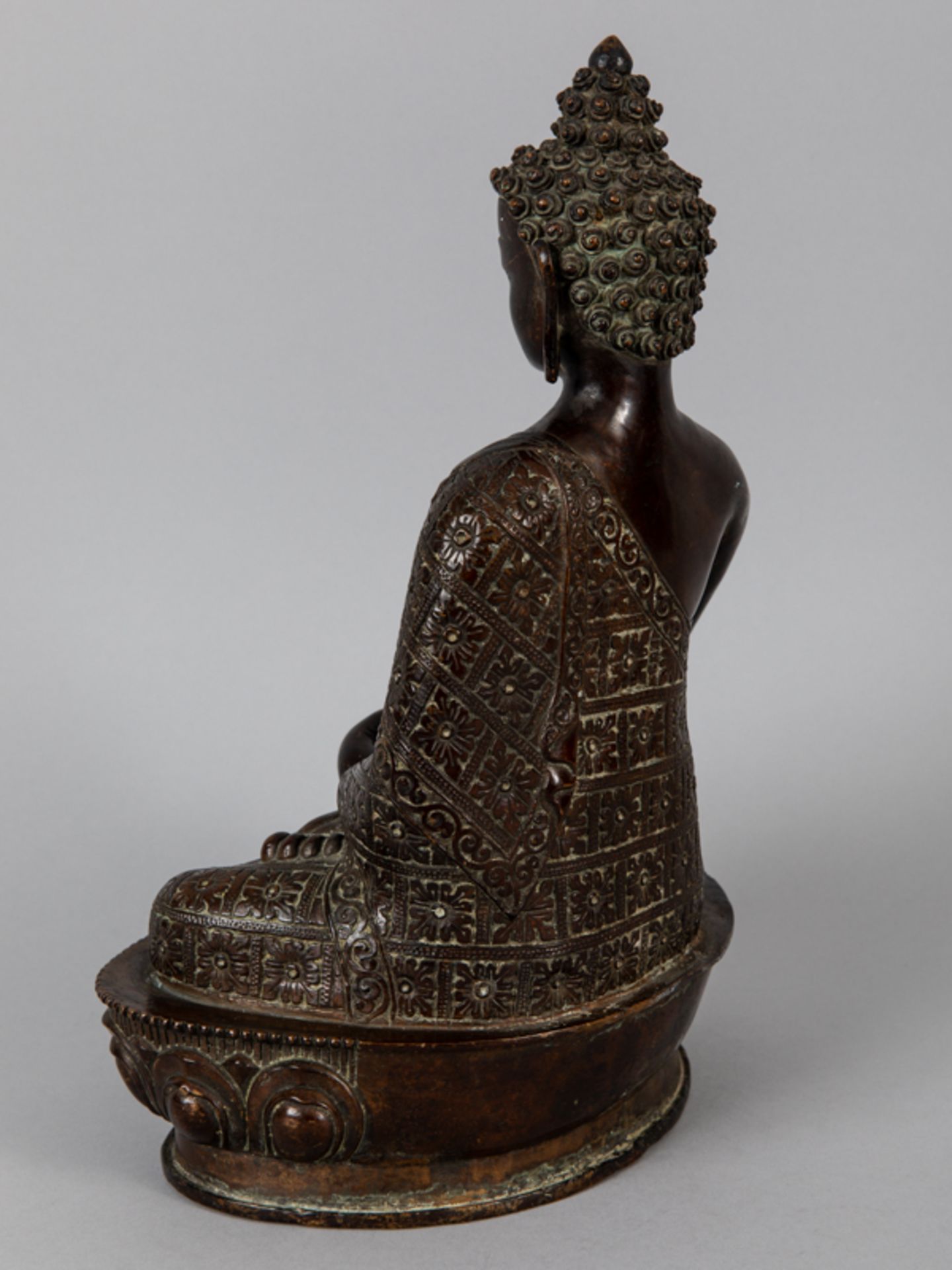 Buddha Shakyamuni; wohl Nepal; 19. Jh.Bronze; braungoldfarbig patiniert; mit verschlossener - Image 7 of 8