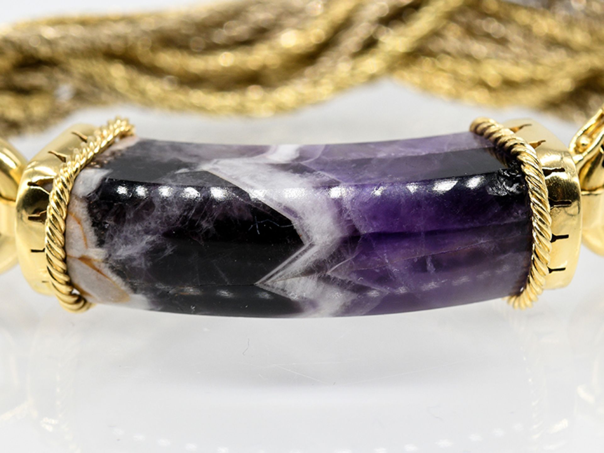 Armband mit Amethyst; 90- er Jahre.750/- Gelbgold. Gesamtgewicht ca. 64;8 g. 16 einzelne - Image 2 of 4