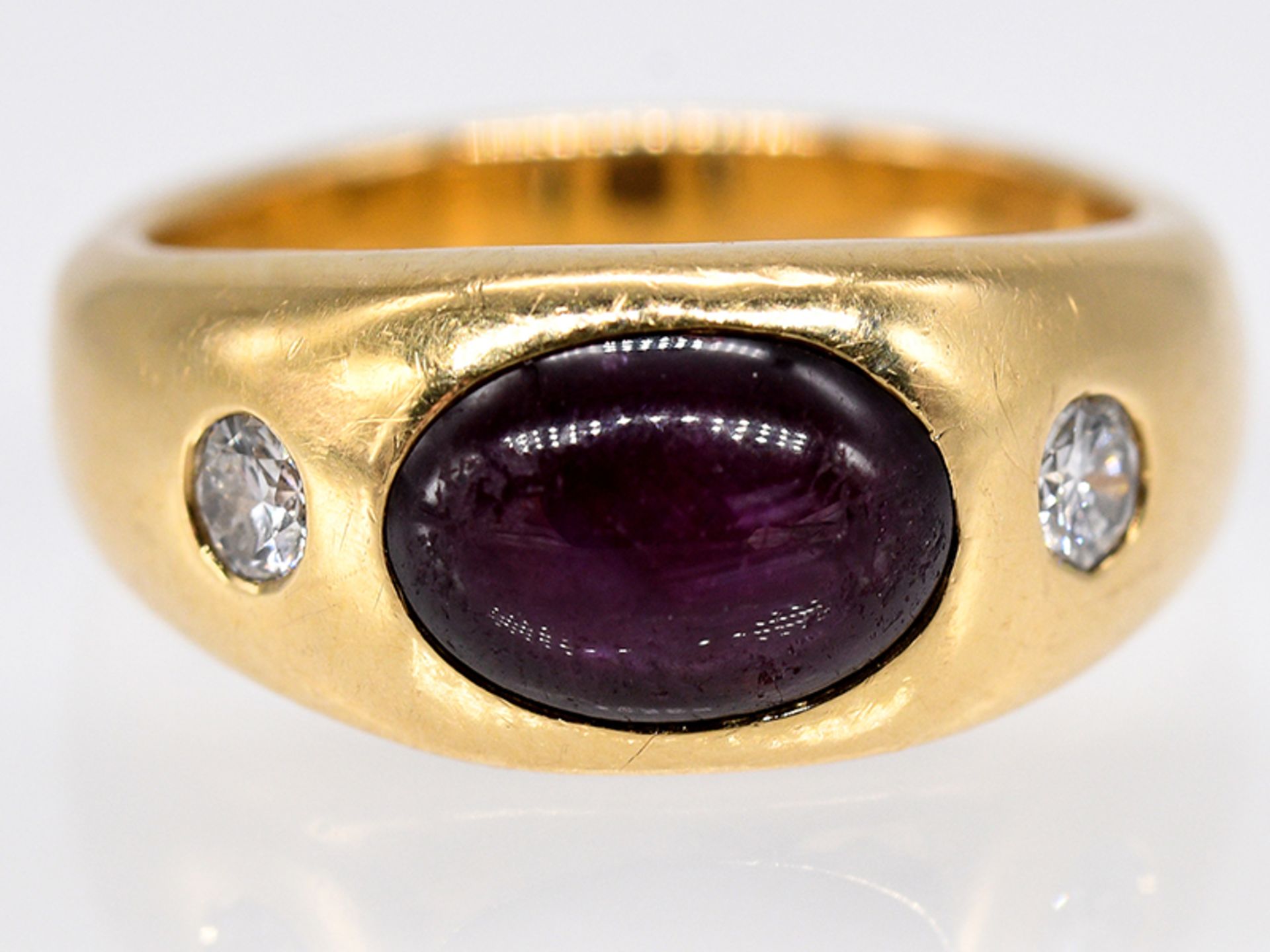 Bandring mit Sternrubin-Cabochon und 2 Brillanten; zus. ca. 0;2 ct; Juwelier Carl Tewes; Dortmund;