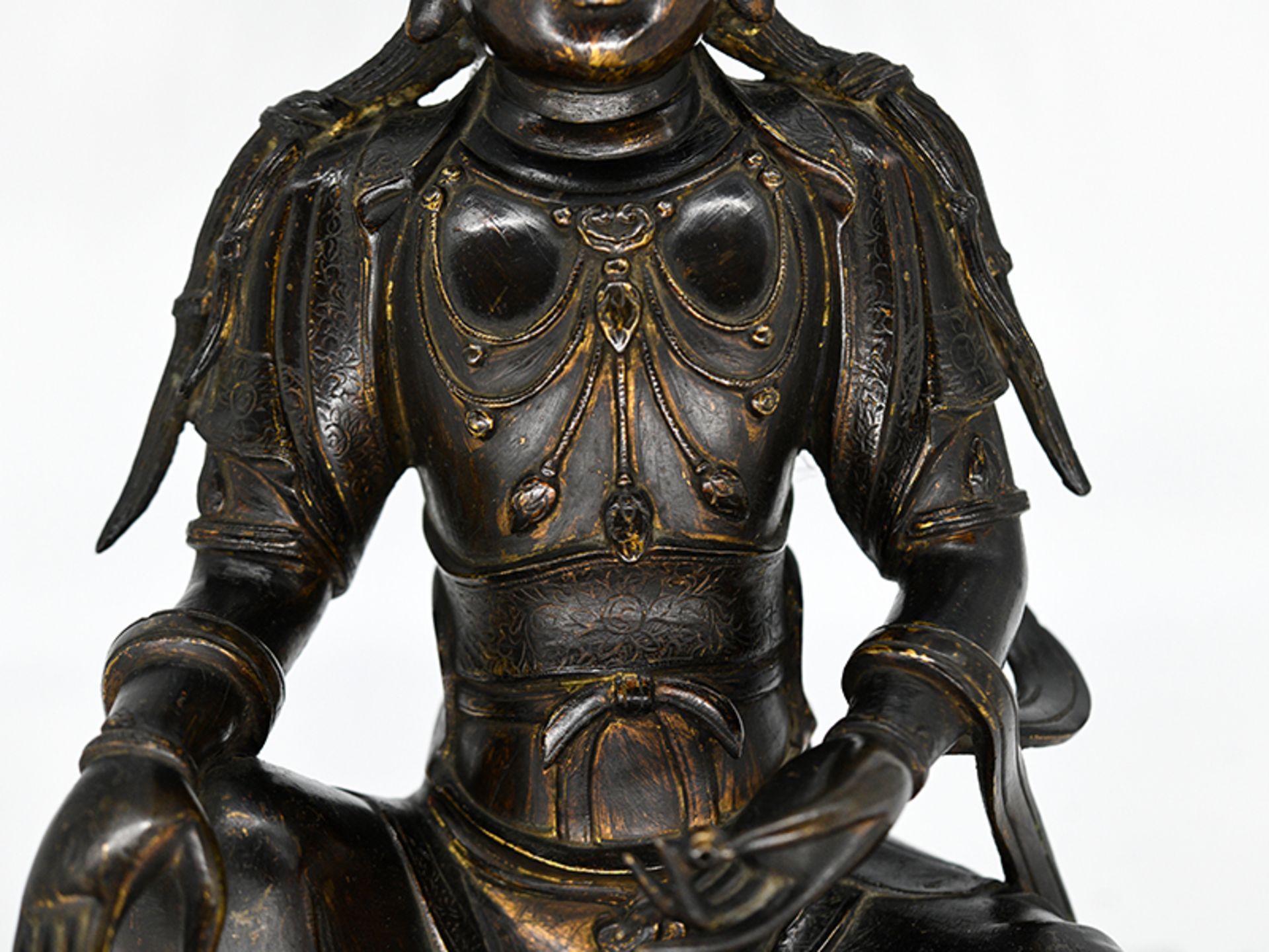 Bronze-Plastik der "Guan Yin"/ Buddha; China; wohl Ming-Dynastie (1368 - 1644).Bronze mit Resten - Image 7 of 20