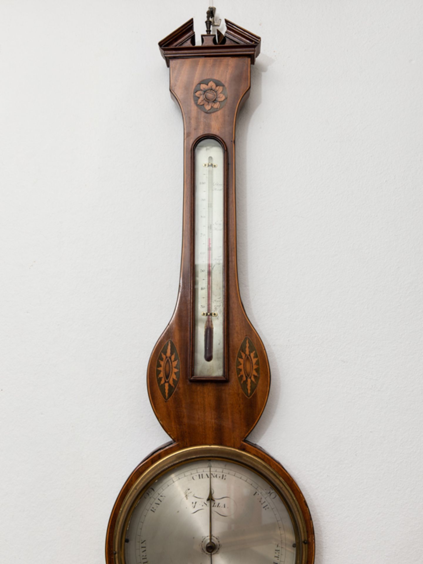 Barometer mit Thermometer; England; 19. Jh.Mahagoniholz-Furnier mit hellen Einlegehölzern auf - Image 2 of 5