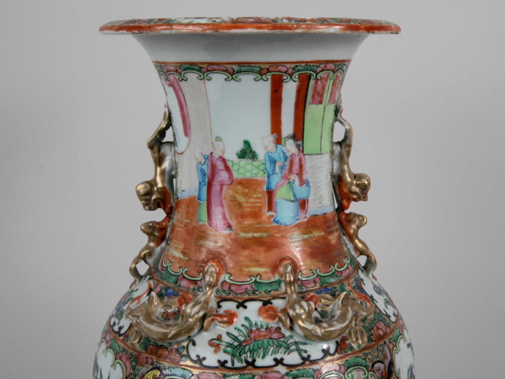 Große Kanton-Vase "Famille rose" m. Holzsockel; China; 19. Jh.Porzellan mit goldstaffierter - Image 9 of 10