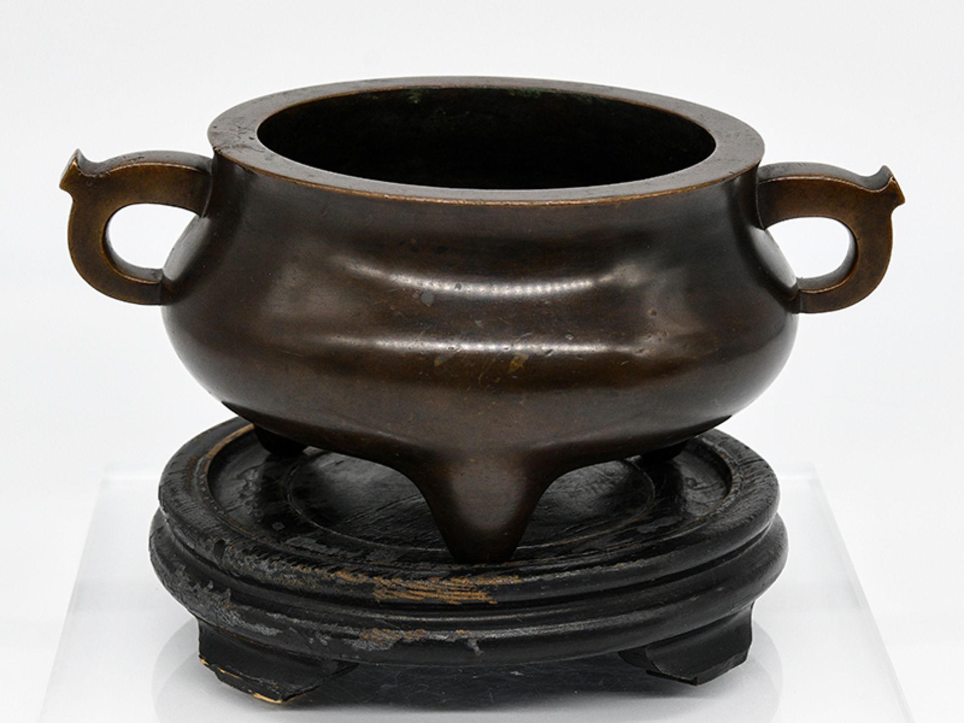 Bronze-Gefäß (Koro/Räuchergefäß); China; Xuande-Marke; wohl 18. Jh.Rundschale auf 3 Füßen mit - Image 2 of 8