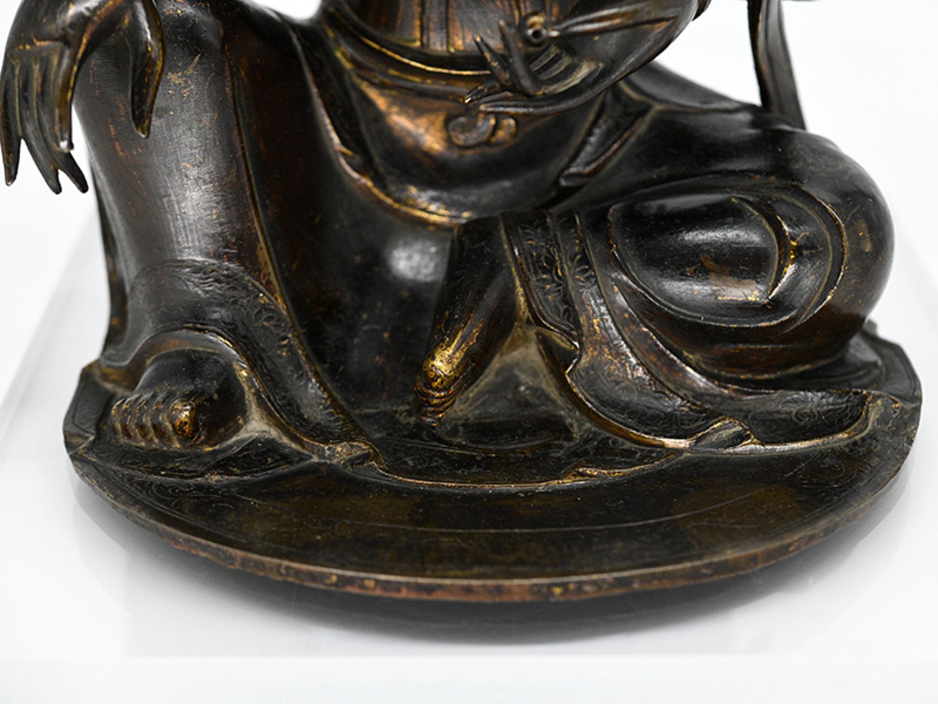 Bronze-Plastik der "Guan Yin"/ Buddha; China; wohl Ming-Dynastie (1368 - 1644).Bronze mit Resten - Image 9 of 20