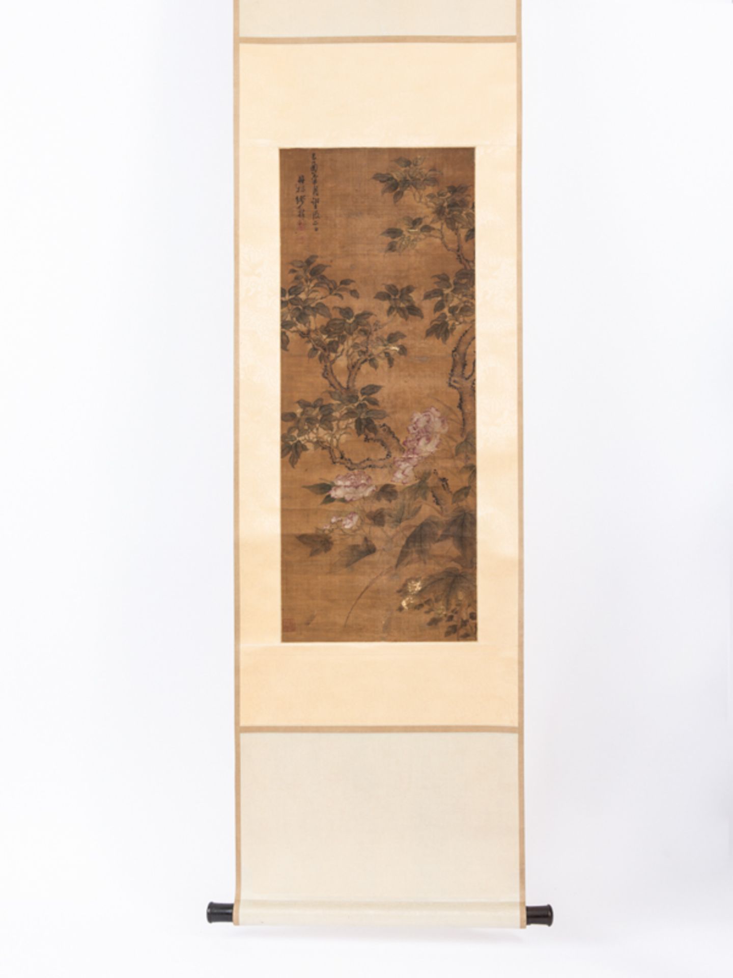 Rollbild "Päonienblüten und Geäst mit Blattwerk"; wohl Japan; 19. Jh.Farbige Tusche auf Seide;