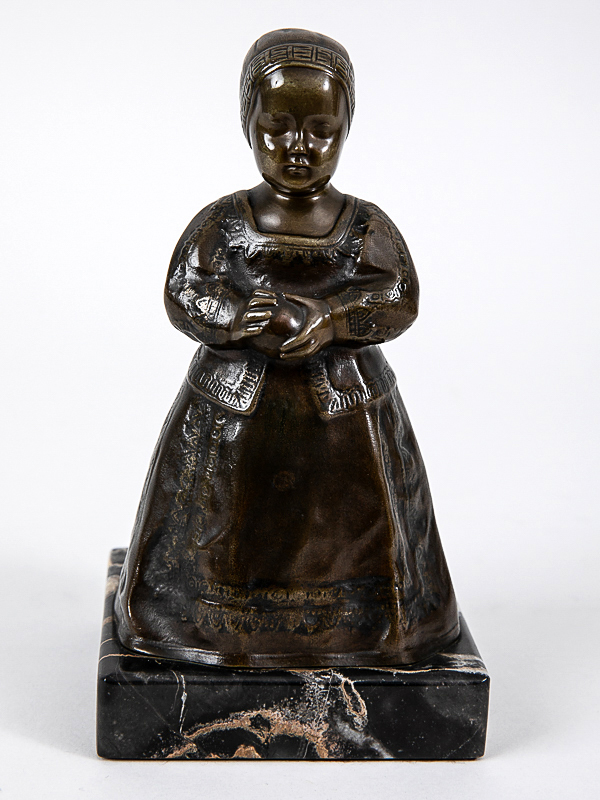 Endstorfer; Anton (1880 - 1960).Bronzeplastik "Kleines Mädchen in Tracht mit Kugel"; montiert auf - Image 8 of 8