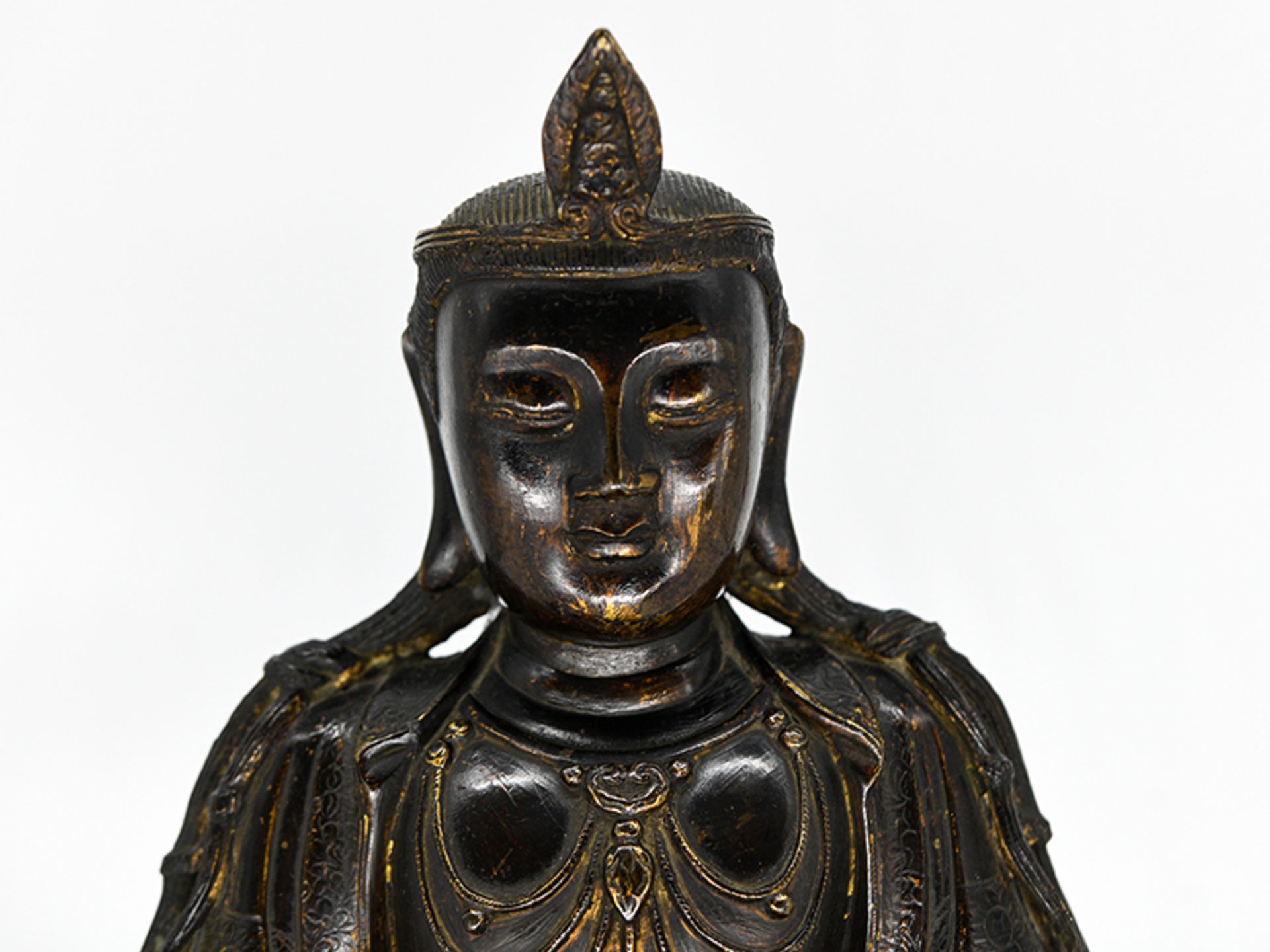 Bronze-Plastik der "Guan Yin"/ Buddha; China; wohl Ming-Dynastie (1368 - 1644).Bronze mit Resten - Image 5 of 20