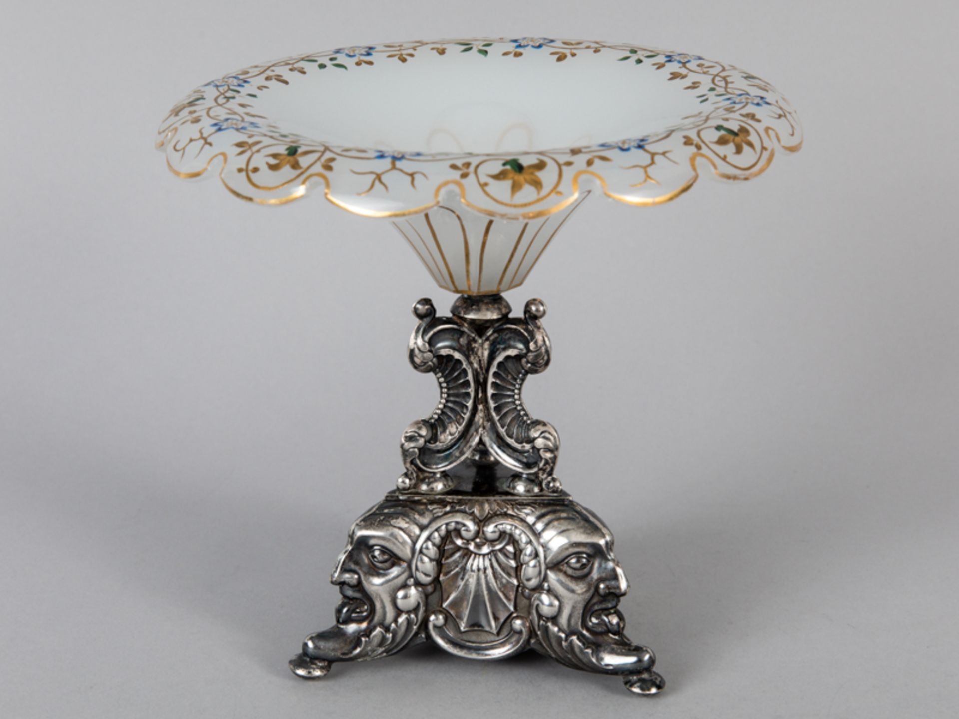 Spätbiedermeier-Tafelaufsatz; Böhmen; um 1860/70.Silber-Fuß und Opalinglas-Schalenaufsatz mit - Image 2 of 5