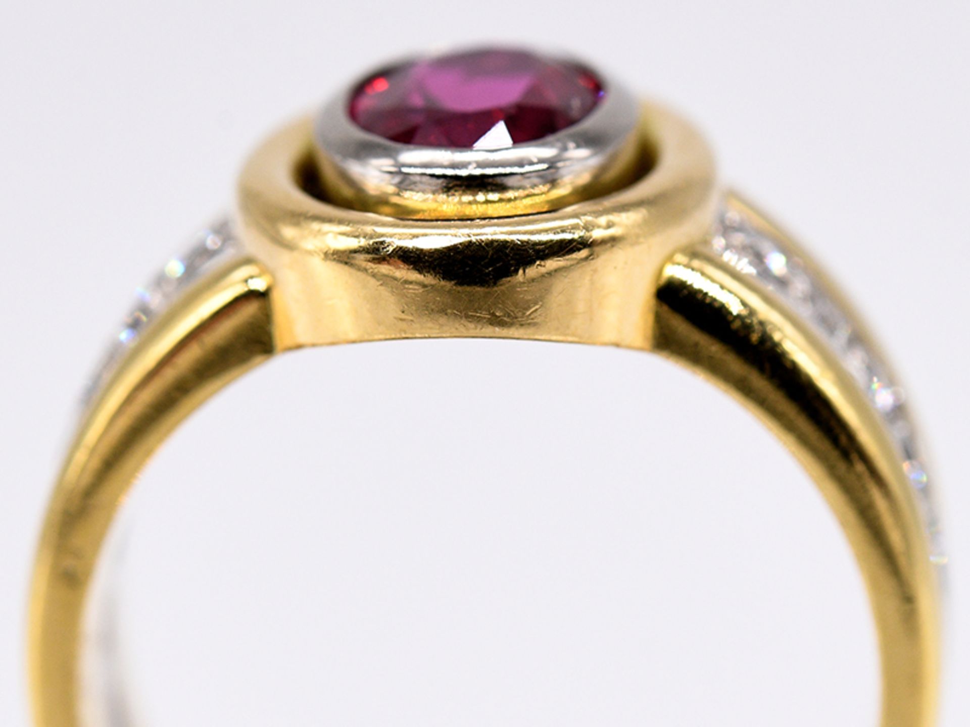 Ring mit sehr hochwertigem Rubin ca. 1;1 ct und 10 Brillanten; zus. ca. 0;16 ct; 90- er Jahre. - Image 3 of 6