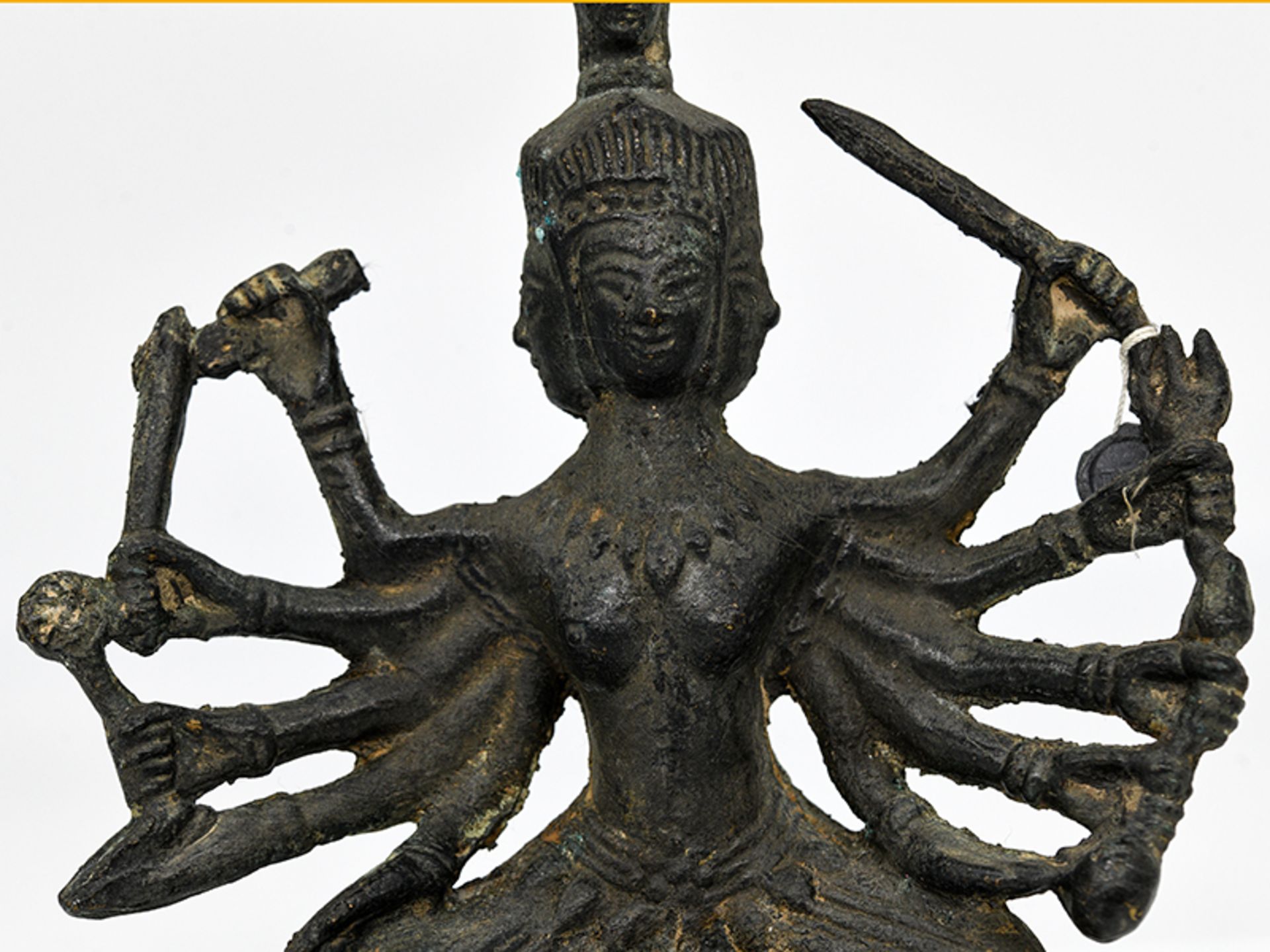 Vierköpfige Tara-Plastik; vermutlich Tibet/Nepal; wohl 18./19. Jh.Bronze; dunkel patiniert; auf - Image 5 of 11
