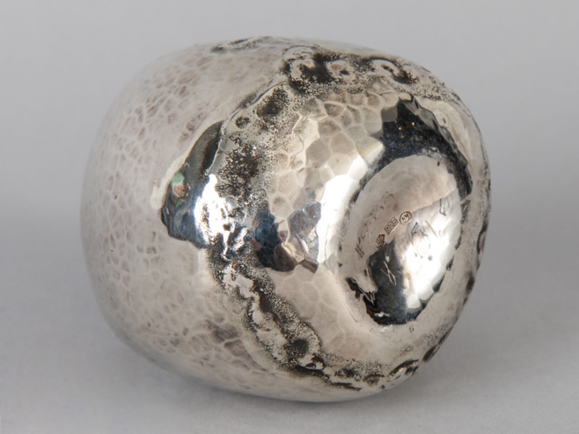 Gebauchte Enghalsvase; Entwurf: Burkhard Oly (Bad Orb 1938 - 2008 Hanau); 1979.925/-Silber; ca. - Image 6 of 6