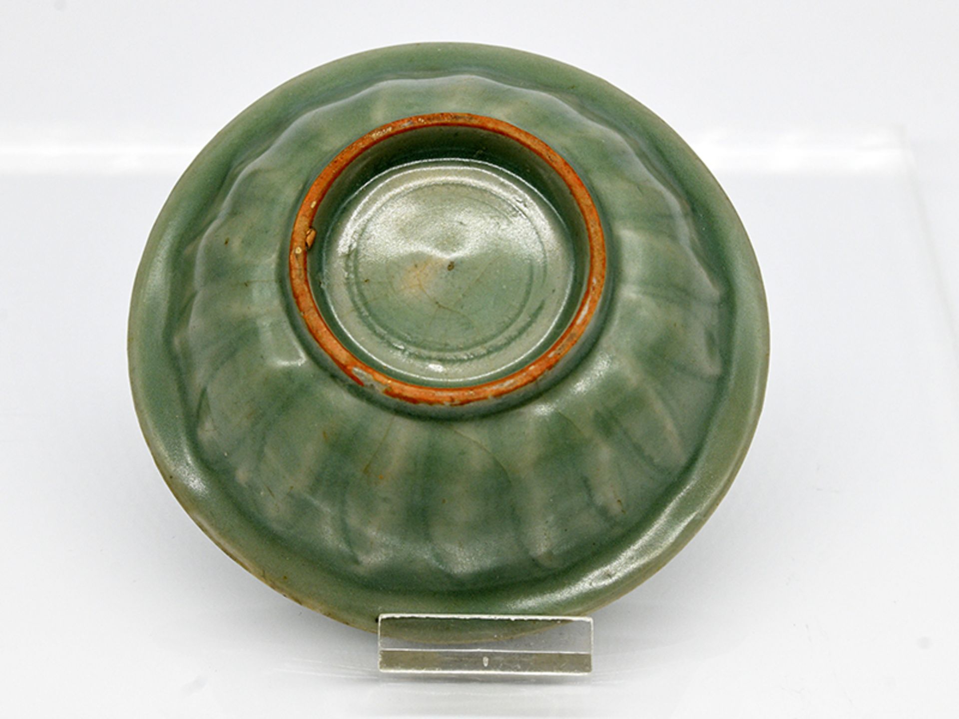 Kleine Schale ("Longquan-ware") mit Fischmotiv; China; Song- oder Yuan-Dynastie (960 - 1368). - Image 6 of 6