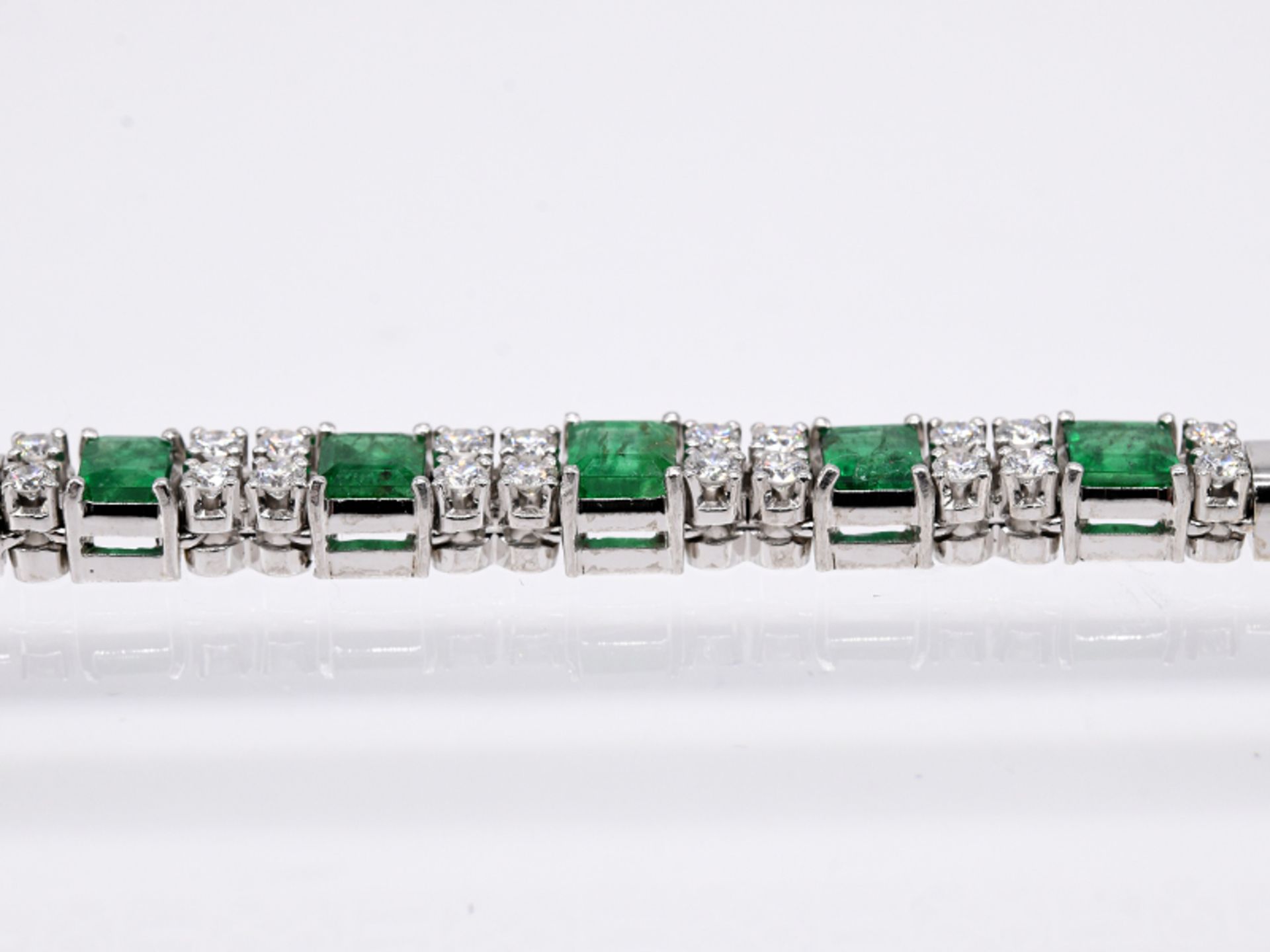 Armband mit 5 Smaragden; zus. ca. 1;96 ct und 20 Brillanten; zus. ca. 0;73 ct; Juwelier Rüschenbeck; - Image 4 of 4