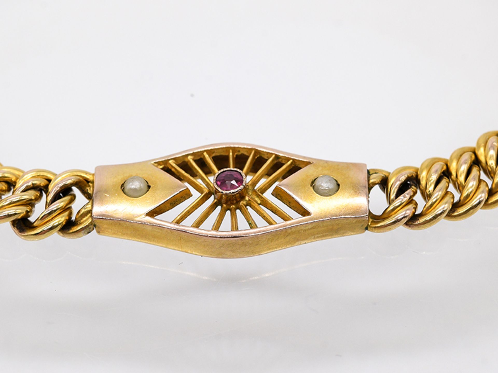 Armband mit kleinem Rubin und 2 Keshi-Halbperlen; Jugendstil.333/- Gelbgold. Gesamtgewicht ca. 8;8 - Image 2 of 3