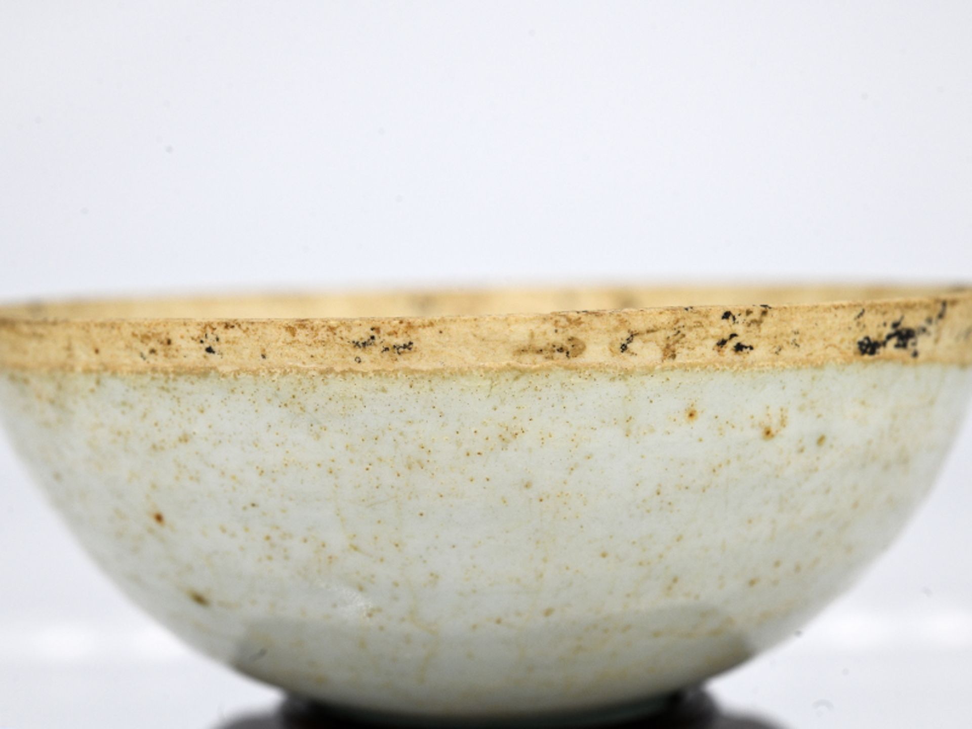 Kleine Schale ("Qingbai ware"); China; Song-/Yuan-Dynastie (960 - 1368).Porzellan mit blass grün- - Image 2 of 6