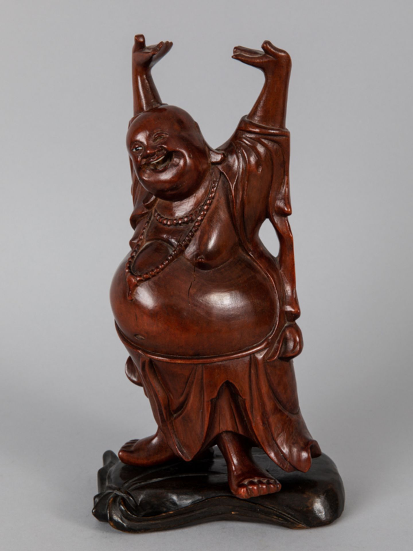 Holzplastik "Hotei"; China; 20. Jh.Holz; geschnitzt; dunkelbraun und braunrotfarbig gebeizt; - Image 2 of 7