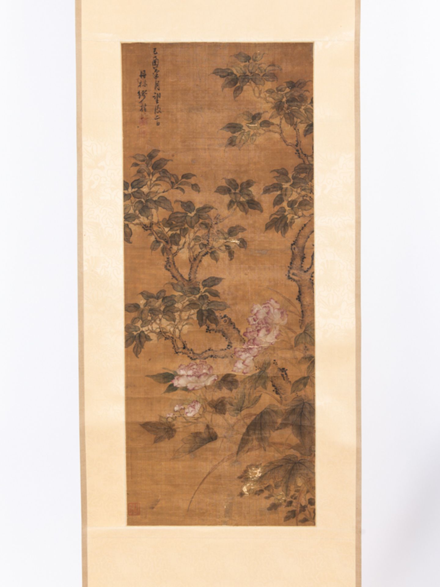 Rollbild "Päonienblüten und Geäst mit Blattwerk"; wohl Japan; 19. Jh.Farbige Tusche auf Seide; - Image 2 of 8