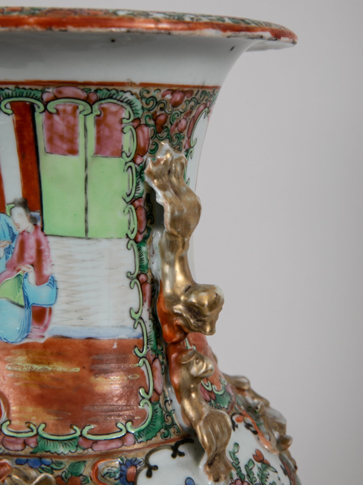 Große Kanton-Vase "Famille rose" m. Holzsockel; China; 19. Jh.Porzellan mit goldstaffierter - Image 7 of 10