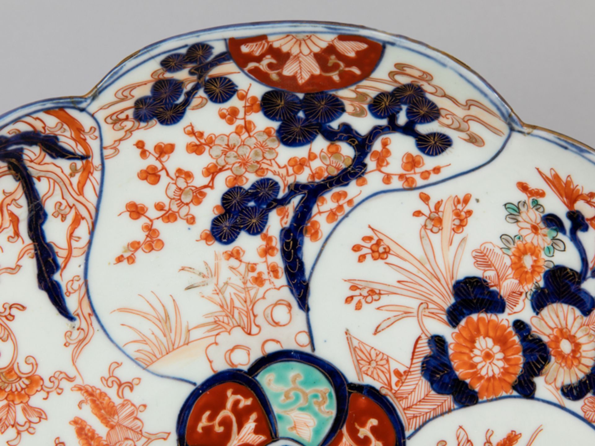 Größere Schale mit Imari-Dekor; Japan; 19. Jh.Porzellan mit unter Glasur kobaltblauer Malerei; - Image 3 of 5