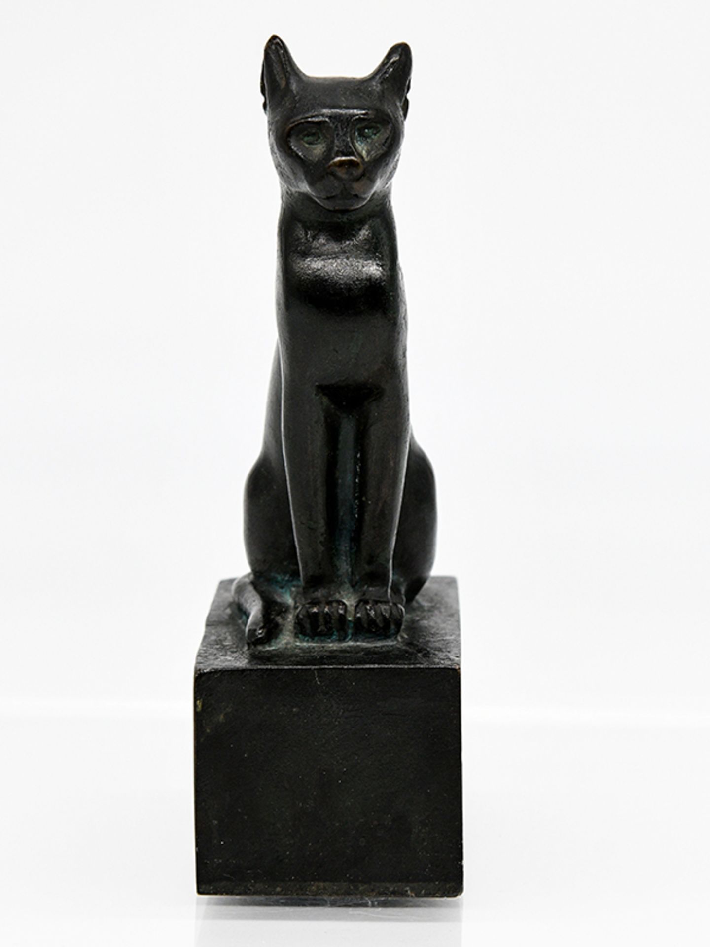 Kleine Bronzeplastik einer Bastet Katze; 20. Jh.<br><br>Dunkel patinierte Bronze; auf einem Quaderso - Bild 7 aus 7